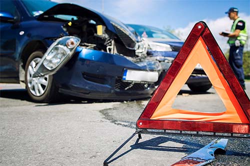 Card curso perícia em trânsito - Perícia Expert. Na imagem tem um triângulo de sinalização de trânsito