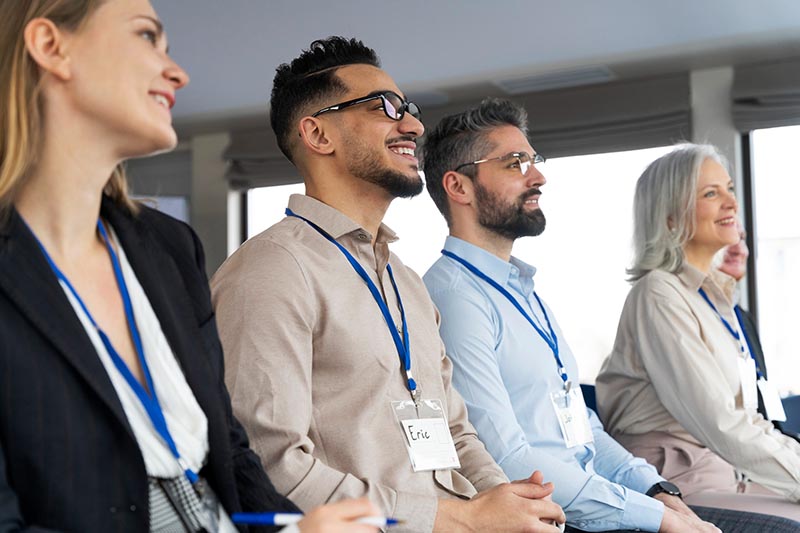 Pessoas participando de treinamento corporativo